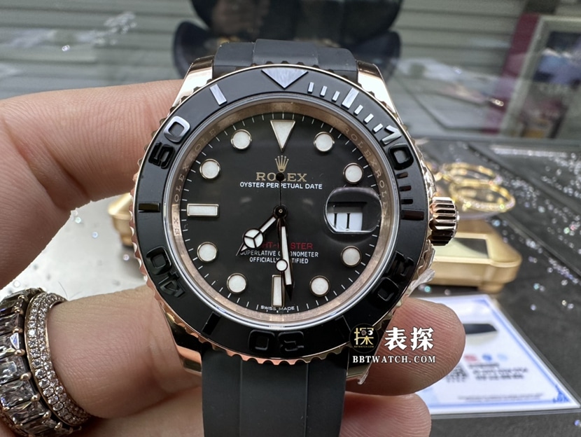 劳力士游艇名仕型真金真钻定制一比一超A精仿手表男士玫瑰金壳黑盘橡胶款正面实拍图