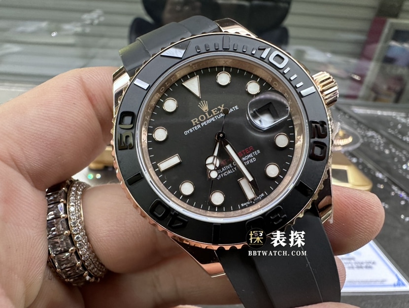 劳力士游艇名仕型真金真钻定制一比一超A精仿手表男士玫瑰金壳黑盘橡胶款正面实拍图