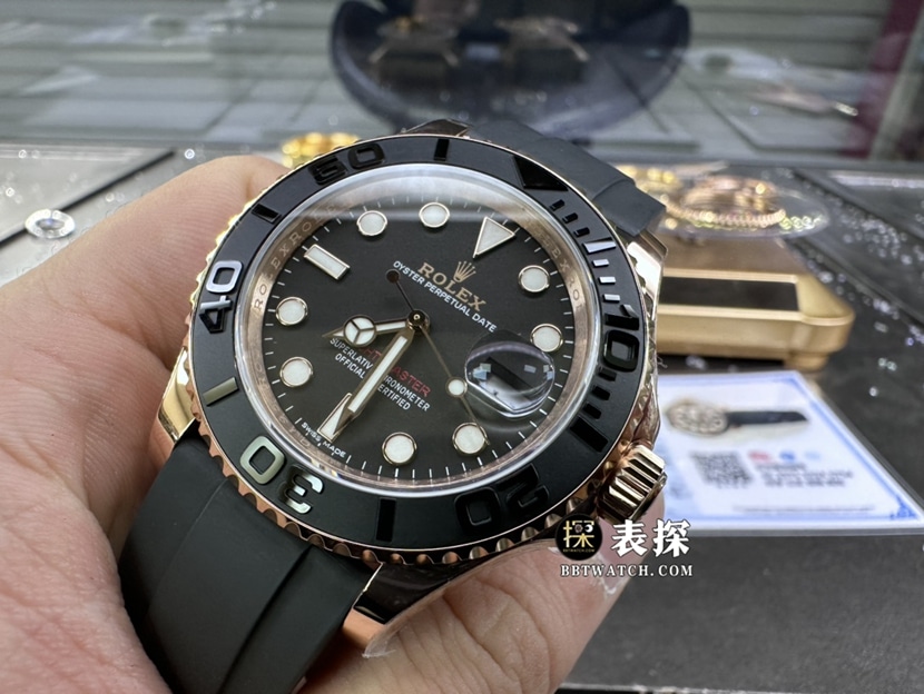 劳力士游艇名仕型真金真钻定制一比一超A精仿手表男士玫瑰金壳黑盘橡胶款正面实拍图