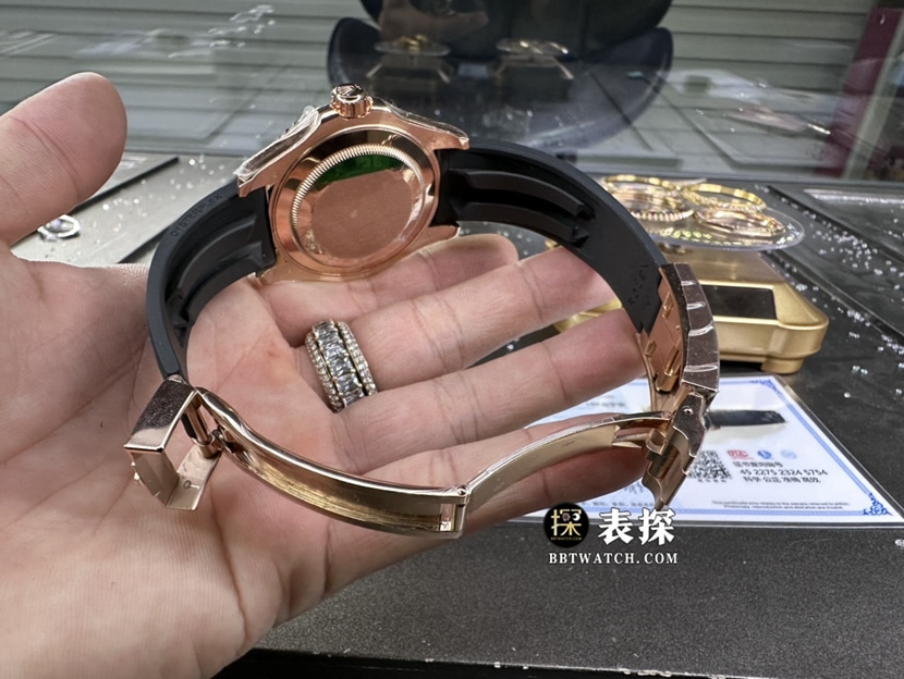 劳力士游艇名仕型真金真钻定制一比一超A精仿手表男士玫瑰金壳黑盘橡胶款表扣实拍图