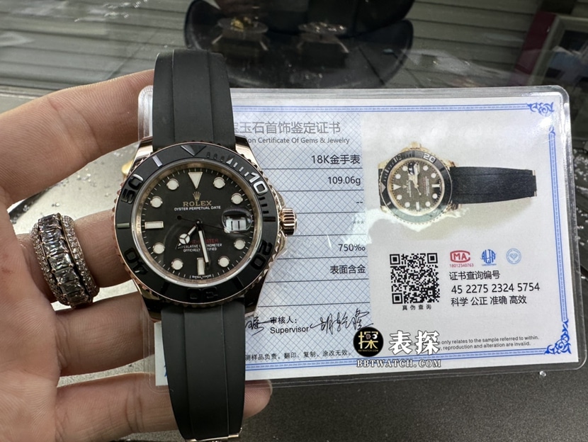 劳力士游艇名仕型真金真钻定制一比一超A精仿手表男士玫瑰金壳黑盘橡胶款整体实拍图