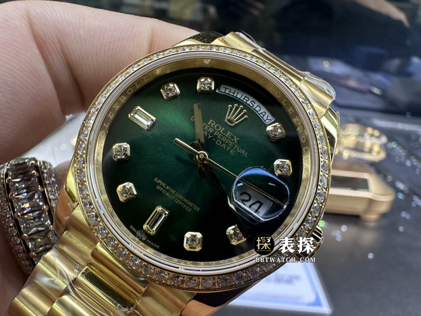 劳力士星期日历型真金真钻定制超A高仿手表女士渐变绿盘镶钻钢带款正面实拍图