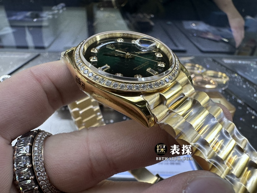 劳力士星期日历型真金真钻定制超A高仿手表女士渐变绿盘镶钻钢带款侧面实拍图