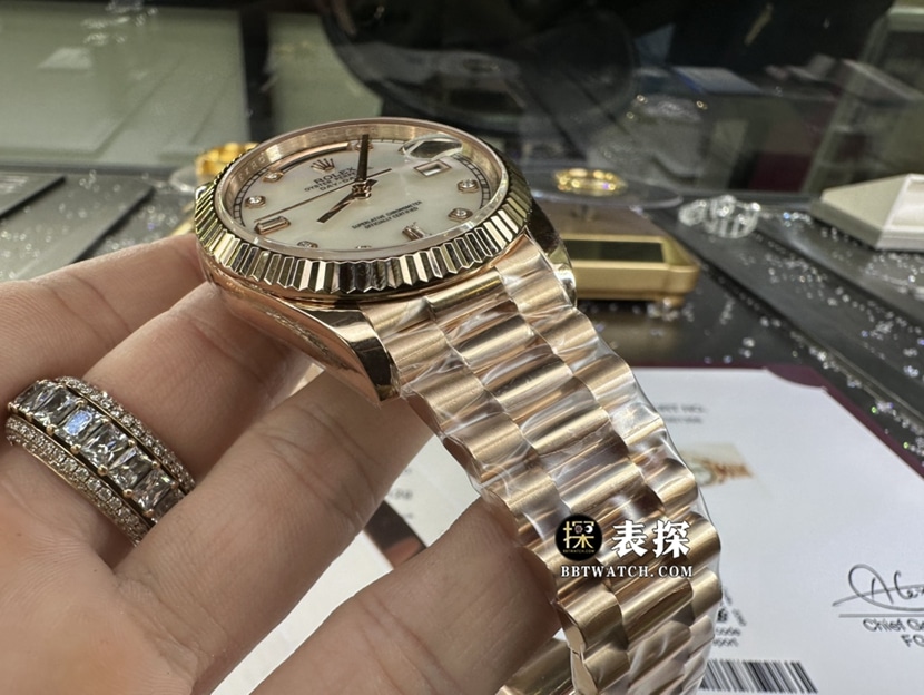 劳力士星期日历型真金真钻定制顶级一比一高仿手表女士白色珍珠母盘钢带款表带实拍图