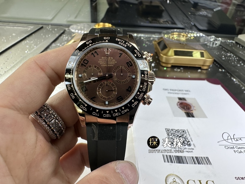 劳力士宇宙计型迪通拿真金真钻定制顶级一比一精仿手表巧克力色熊猫盘橡胶款正面实拍图