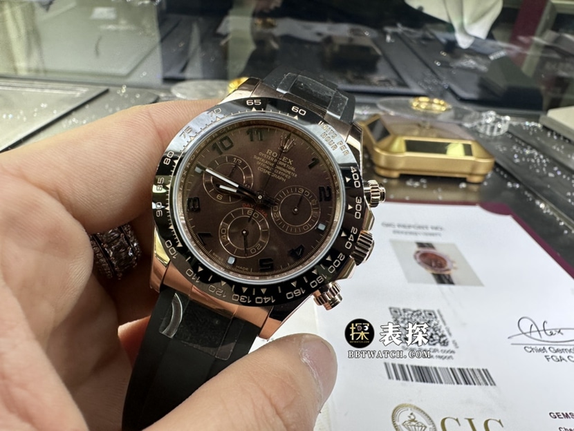 劳力士宇宙计型迪通拿真金真钻定制顶级一比一精仿手表巧克力色熊猫盘橡胶款正面实拍图