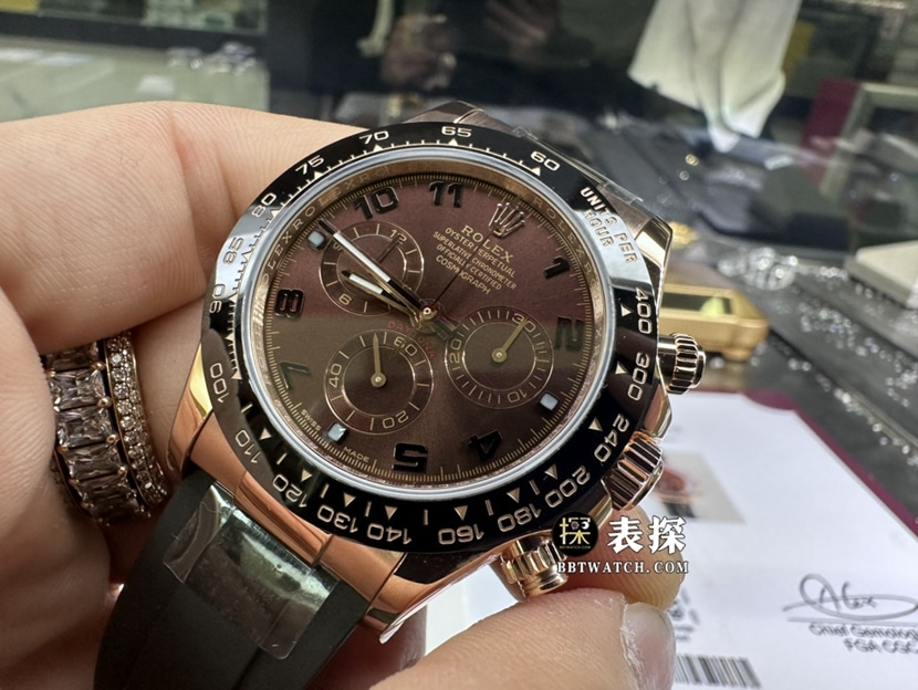 劳力士宇宙计型迪通拿真金真钻定制顶级一比一精仿手表巧克力色熊猫盘橡胶款正面实拍图