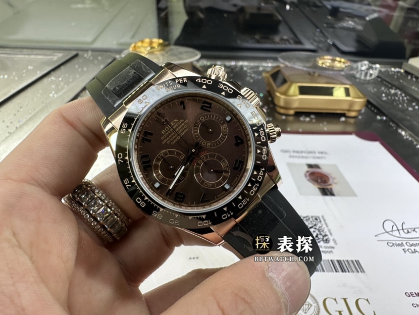 劳力士宇宙计型迪通拿真金真钻定制顶级一比一精仿手表巧克力色熊猫盘橡胶款正面实拍图