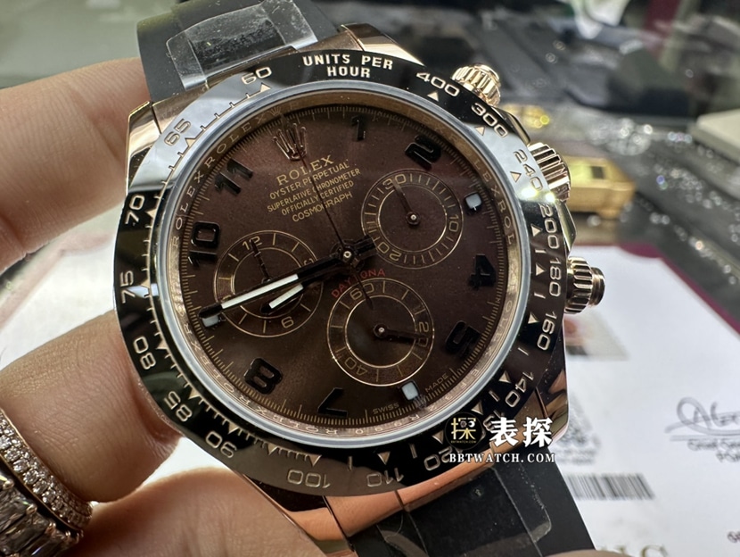 劳力士宇宙计型迪通拿真金真钻定制顶级一比一精仿手表巧克力色熊猫盘橡胶款正面实拍图
