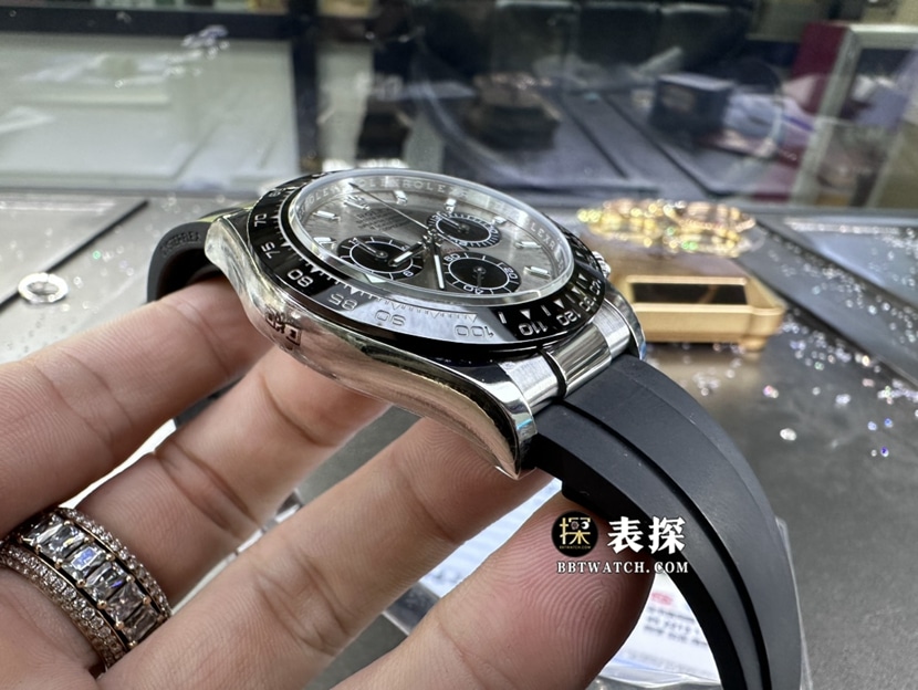 劳力士宇宙计型迪通拿真金真钻定制一比一超A高仿手表男士银灰盘橡胶款侧面实拍图