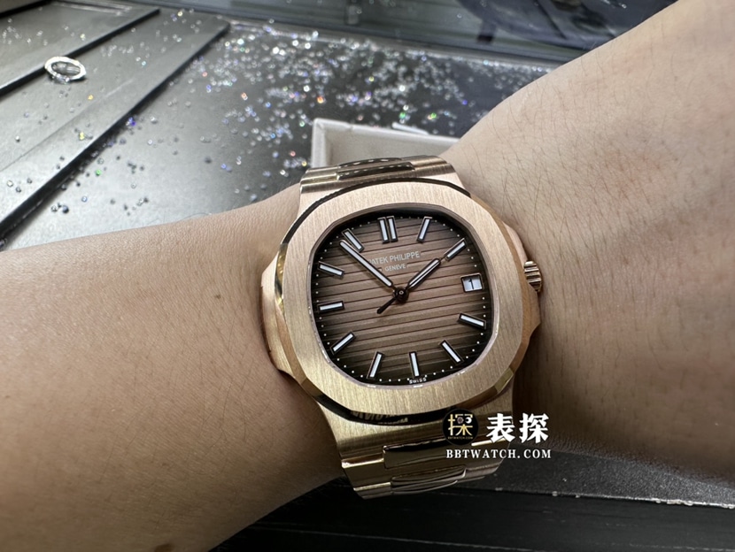 百达翡丽运动优雅真金真钻定制顶级一比一精仿手表男士深棕色渐变盘钢带款佩戴是实拍图