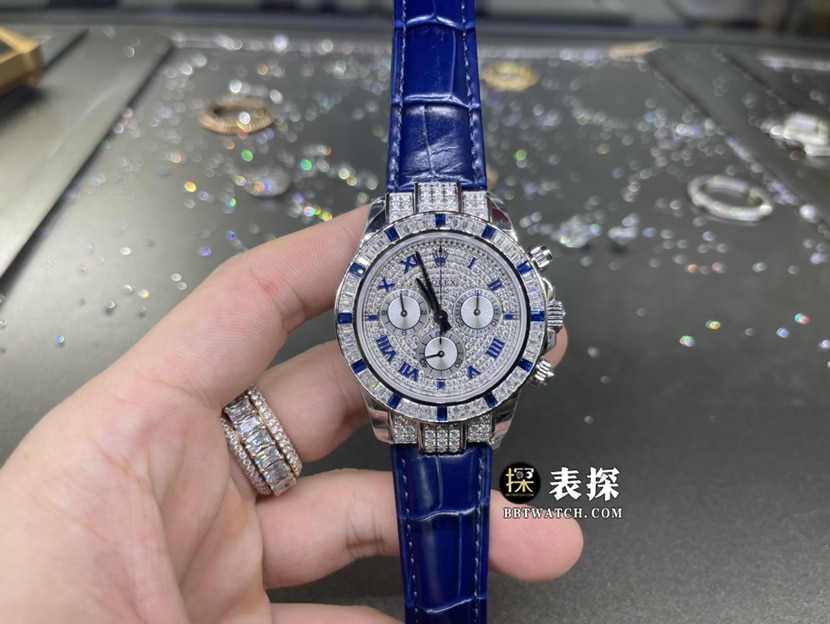 劳力士宇宙计型迪通拿真金真钻定制顶级一比一高仿手表密镶钻面配蓝珐琅罗马数字皮带款正面实拍图