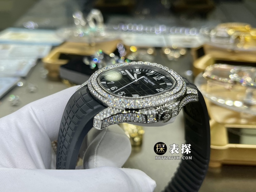 百达翡丽AQUANAUT真金真钻定制顶级复刻手表女士黑色浮雕盘镶钻橡胶款侧面实拍图