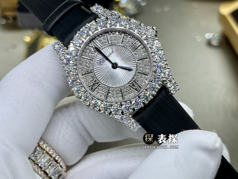 萧邦真金真钻定制一比一超A高仿手表女士满钻盘皮带款正面实拍图