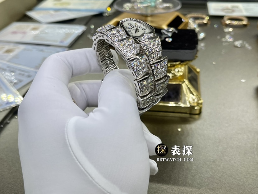 宝格丽真金真钻定制超A高仿手表女士白色珍珠母贝盘镶钻钢带款正面实拍图