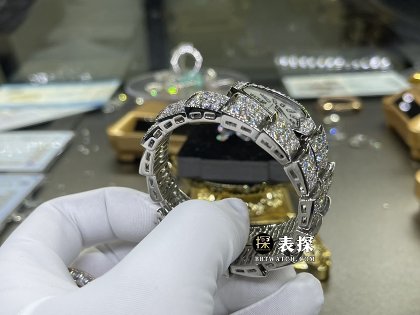 宝格丽真金真钻定制超A高仿手表女士白色珍珠母贝盘镶钻钢带款侧面实拍图