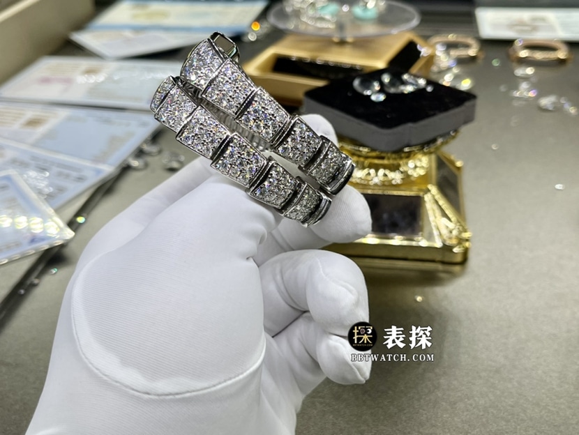 宝格丽真金真钻定制超A高仿手表女士白色珍珠母贝盘镶钻钢带款表带实拍图