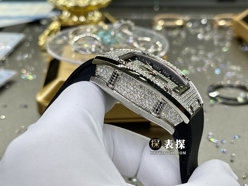 里查德米尔女士真金真钻定制一比一顶级复刻手表女士酒桶形镂空盘橡胶款侧面实拍图