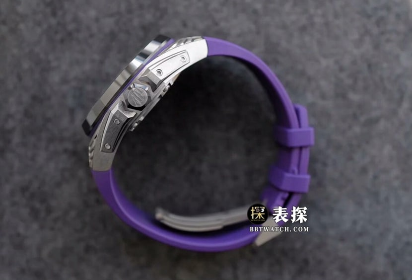 爱彼皇家橡树概念真金真钻定制超A高仿手表男士镂空盘陀飞轮黑豹联名橡胶款侧面实拍图