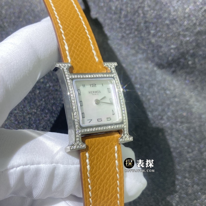 爱马仕真金真钻定制一比一超A精仿手表女士白色天然珍珠母贝盘皮带款侧面实拍图
