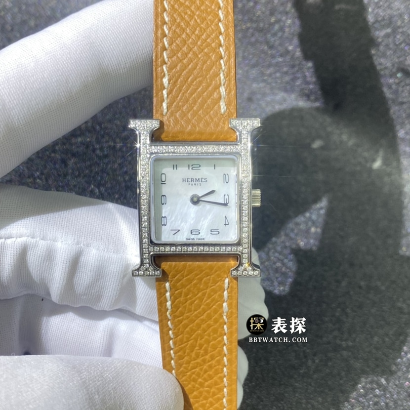爱马仕真金真钻定制一比一超A精仿手表女士白色天然珍珠母贝盘皮带款正面实拍图