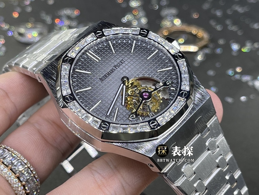 爱彼皇家橡树真金真钻定制一比一超A精仿手表男士烟灰盘镶钻陀飞轮钢带款侧面实拍图