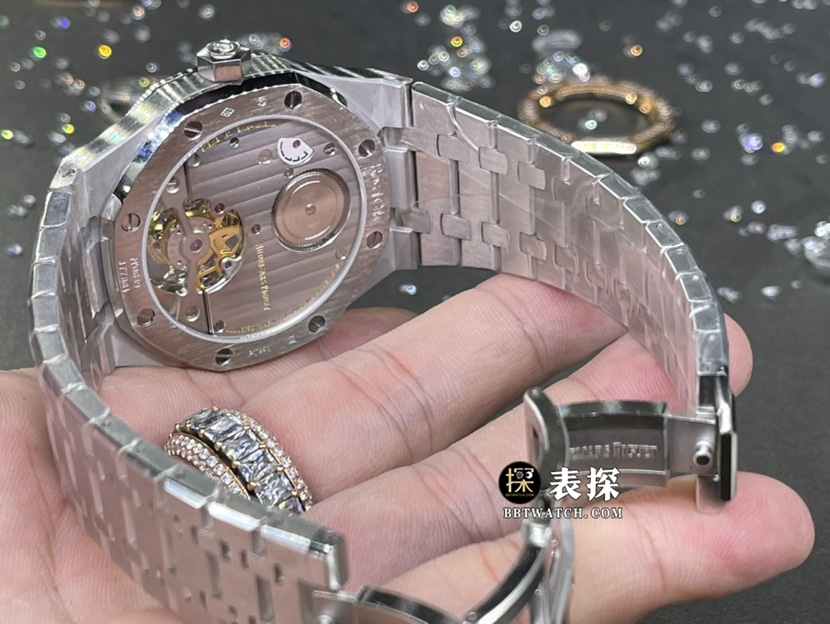 爱彼皇家橡树真金真钻定制一比一超A精仿手表男士烟灰盘镶钻陀飞轮钢带款背面实拍图