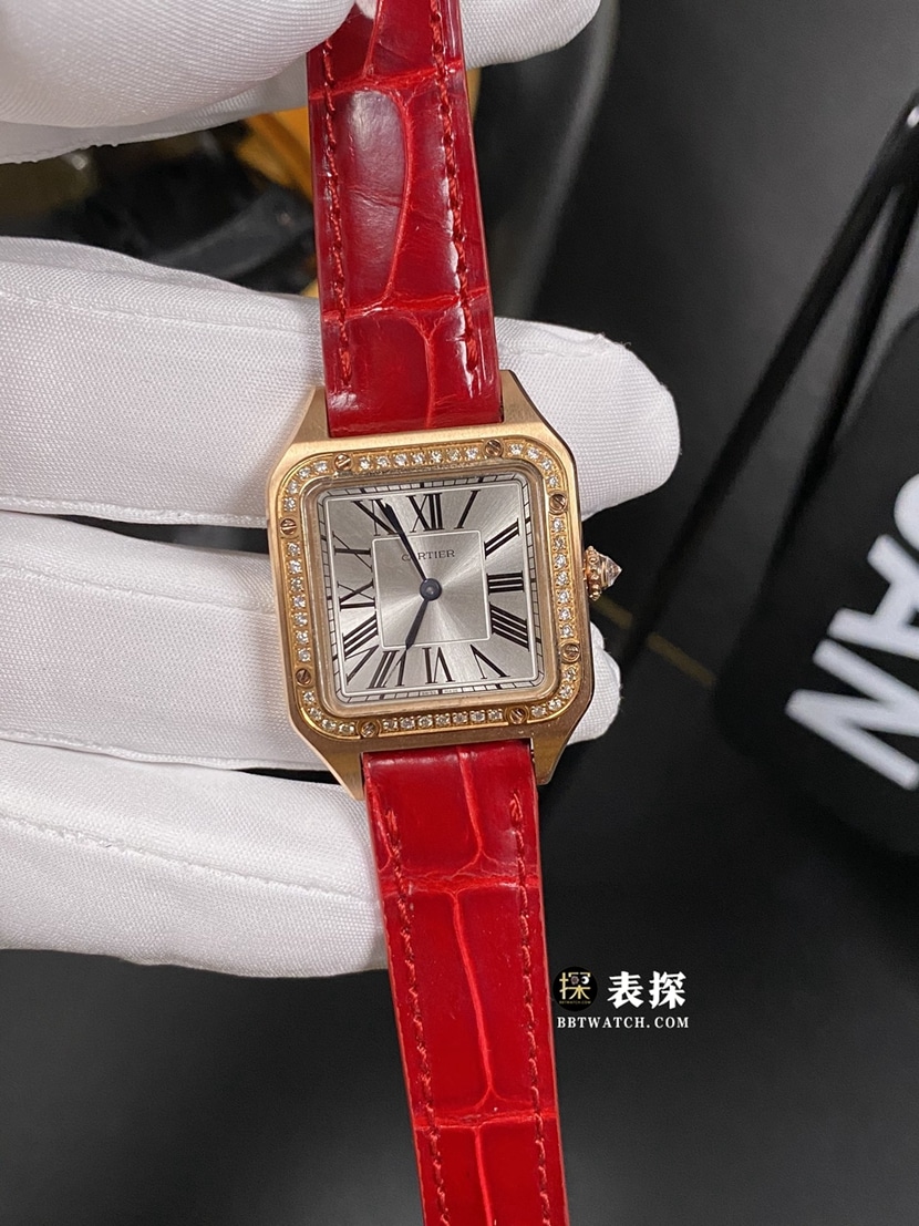卡地亚山度士真金真钻定制超A高仿手表女士银灰盘玫瑰金镶钻皮带款正面实拍图