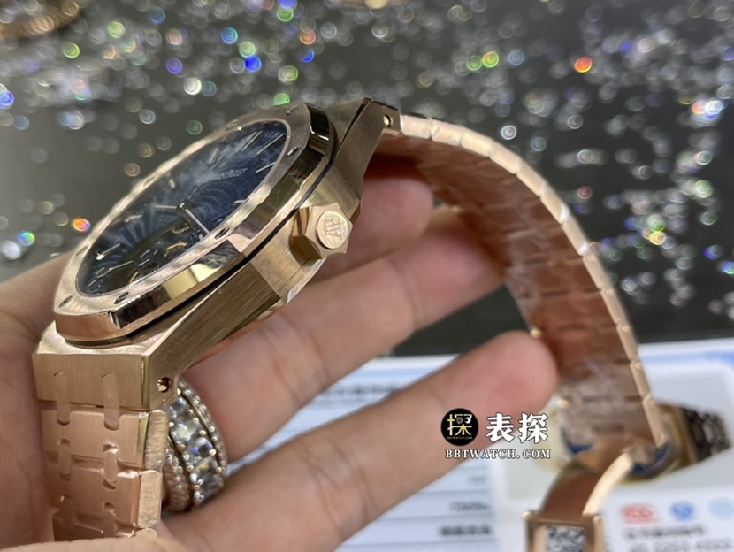 爱彼皇家橡树真金真钻定制超A高仿手表男士蓝盘陀飞轮钢带款侧面实拍图