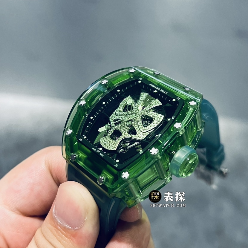 理查米尔真金真钻定制顶级一比一精仿手表男士绿水晶面具橡胶款侧面实拍图