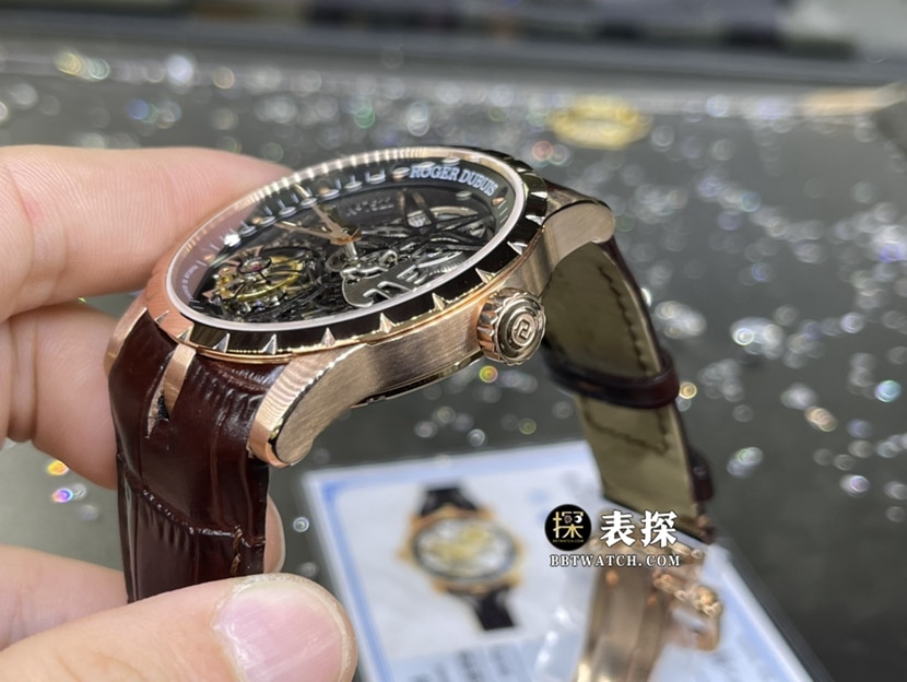 罗杰杜彼王者真金真钻定制一比一顶级复刻手表男士玫瑰金壳镂空盘陀飞轮皮带款侧面实拍图