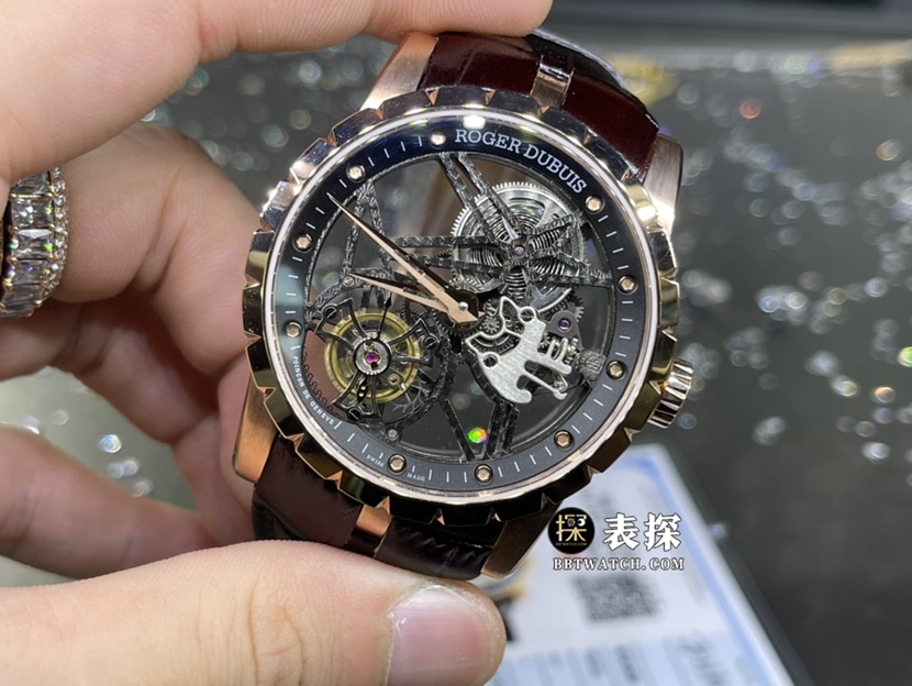 罗杰杜彼王者真金真钻定制一比一顶级复刻手表男士玫瑰金壳镂空盘陀飞轮皮带款正面实拍图