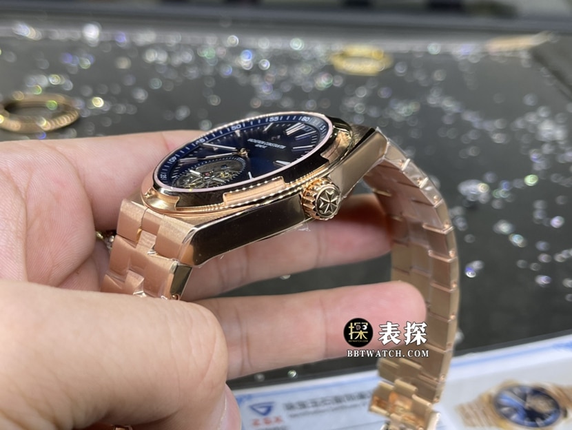 江诗丹顿纵横四海真金真钻定制顶级一比一精仿手表男士蓝盘陀飞轮钢带款侧面实拍图