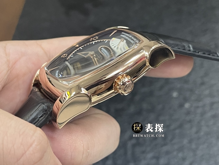 帕玛强尼真金真钻定制一比一顶级复刻手表男士黑盘酒桶型陀飞轮皮带款侧面实拍图