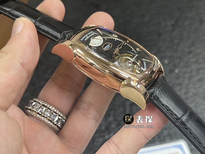帕玛强尼真金真钻定制一比一顶级复刻手表男士黑盘酒桶型陀飞轮皮带款侧面实拍图