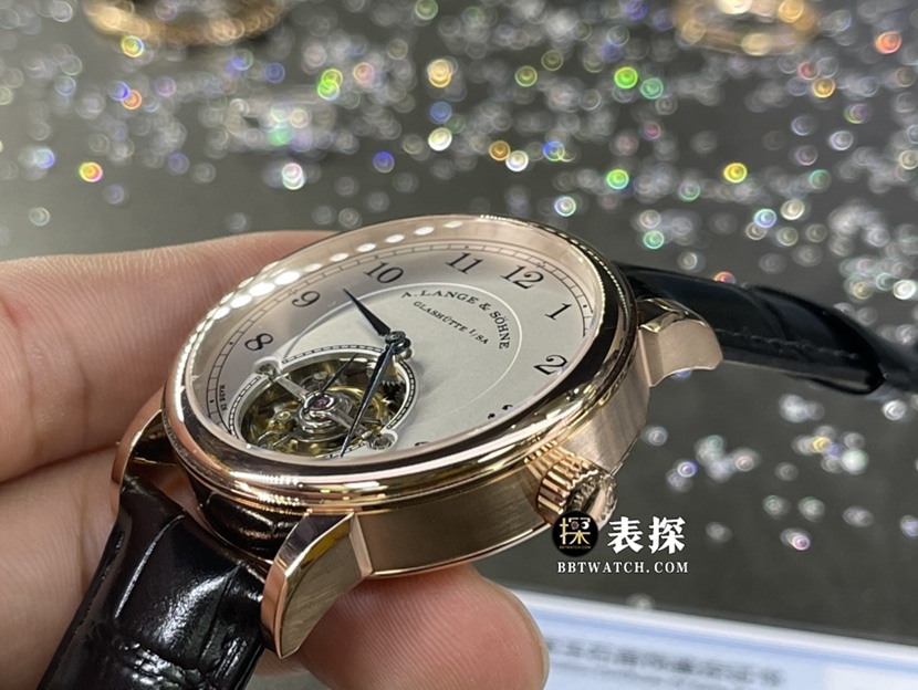 朗格1815系列730.032腕表正面实拍图朗格1815真金真钻定制顶级一比一高仿手表男士银白盘陀飞轮皮带款侧面实拍图
