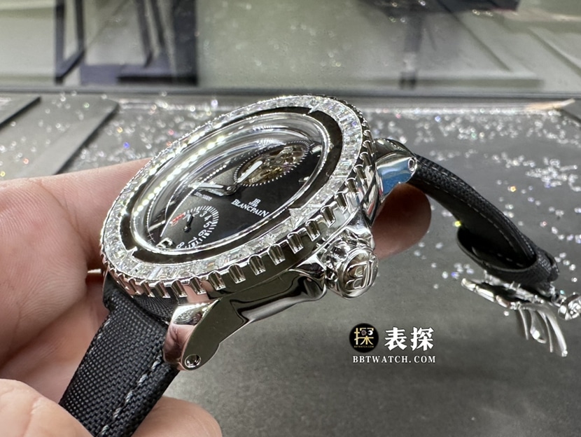宝珀五十噚真金真钻定制顶级复刻手表男士黑盘镶钻陀飞轮皮带款侧面实拍图