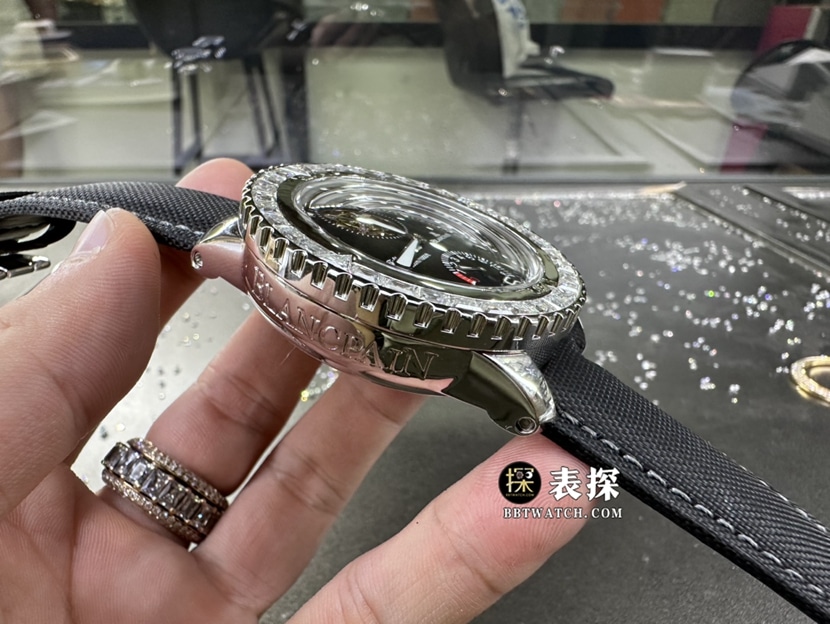 宝珀五十噚真金真钻定制顶级复刻手表男士黑盘镶钻陀飞轮皮带款侧面实拍图