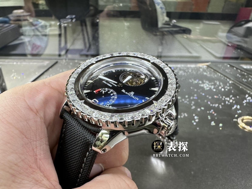 宝珀五十噚真金真钻定制顶级复刻手表男士黑盘镶钻陀飞轮皮带款侧面实拍图