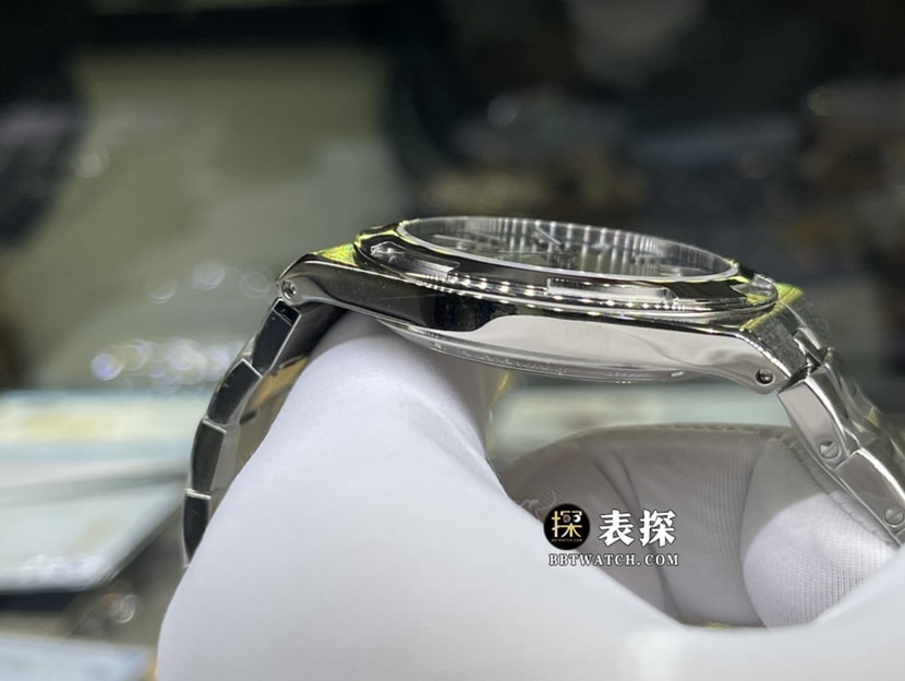 XF厂江诗丹顿纵横四海真金真钻定制超A高仿手表男士深灰盘钢带款侧面实拍图