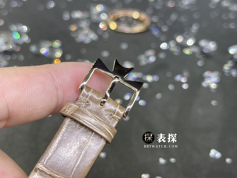 江诗丹顿马耳他真金真钻定制顶级一比一高仿手表女士银白盘酒桶形镶钻皮带款表扣实拍图