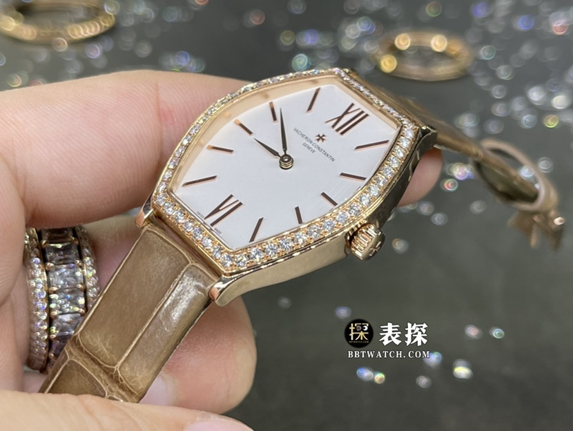 江诗丹顿马耳他真金真钻定制顶级一比一高仿手表女士银白盘酒桶形镶钻皮带款侧面实拍图