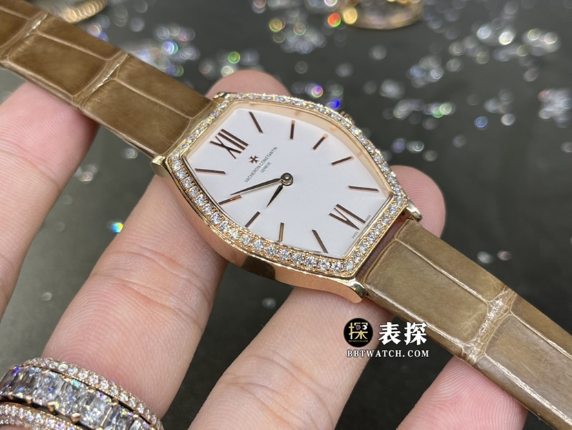 江诗丹顿马耳他真金真钻定制顶级一比一高仿手表女士银白盘酒桶形镶钻皮带款正面实拍图
