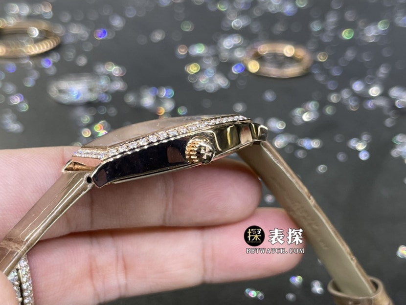 江诗丹顿马耳他真金真钻定制顶级一比一高仿手表女士银白盘酒桶形镶钻皮带款侧面实拍图