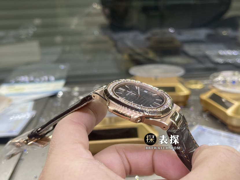 百达翡丽运动优雅真金真钻定制顶级一比一精仿手表女士深灰盘镶钻皮带款侧面实拍图