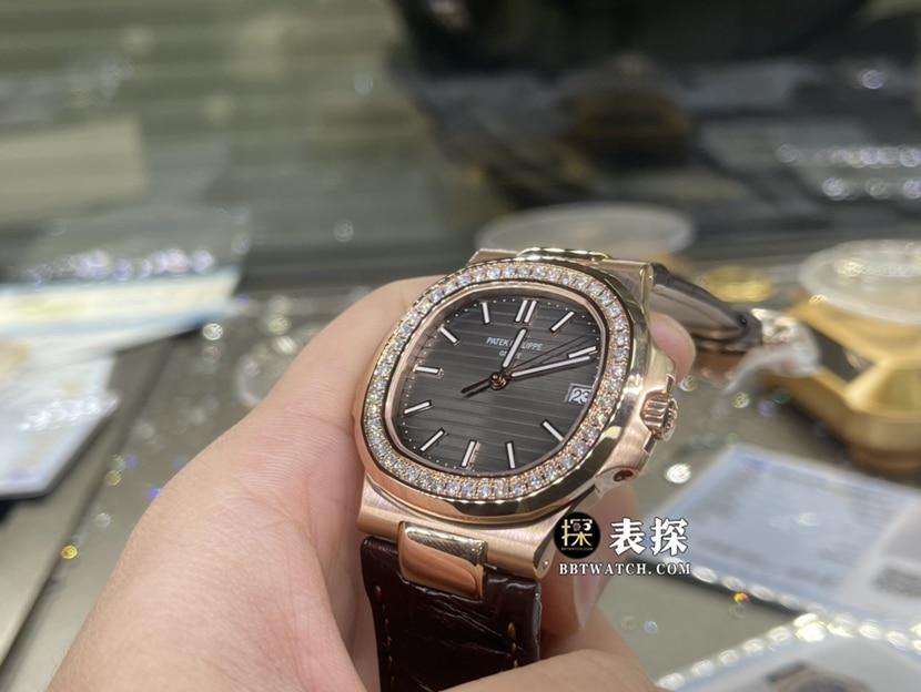 百达翡丽运动优雅真金真钻定制顶级一比一精仿手表女士深灰盘镶钻皮带款侧面实拍图