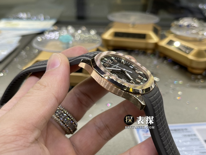 百达翡丽真金真钻定制顶级一比一高仿手表男士深灰盘橡胶款侧面实拍图
