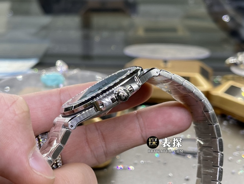 百达翡丽运动优雅真金真钻定制顶级复刻手表男士蒂芙尼蓝盘镶钻钢带款侧面实拍图