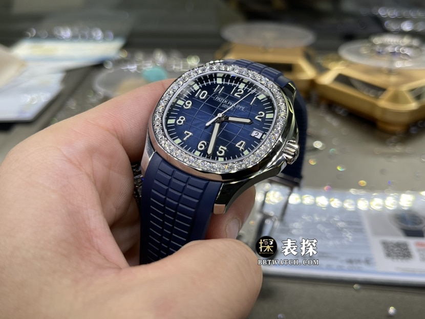 百达翡丽真金真钻定制一比一超A高仿手表男士蓝色至黑色渐变盘镶钻橡胶款侧面实拍图