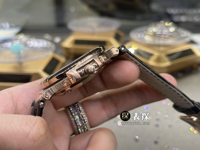 百达翡丽运动优雅真金真钻定制一比一超A精仿手表男士黑色渐变盘皮带款侧面实拍图